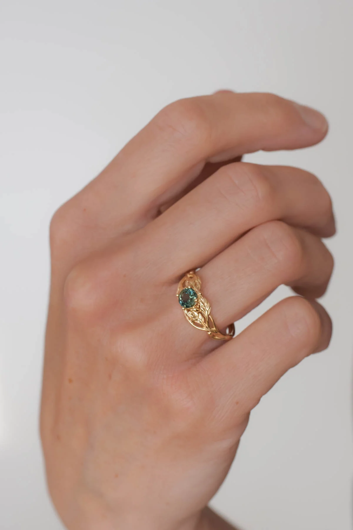 Green sapphire yellow gold engagement ring / Tilia - Image 8