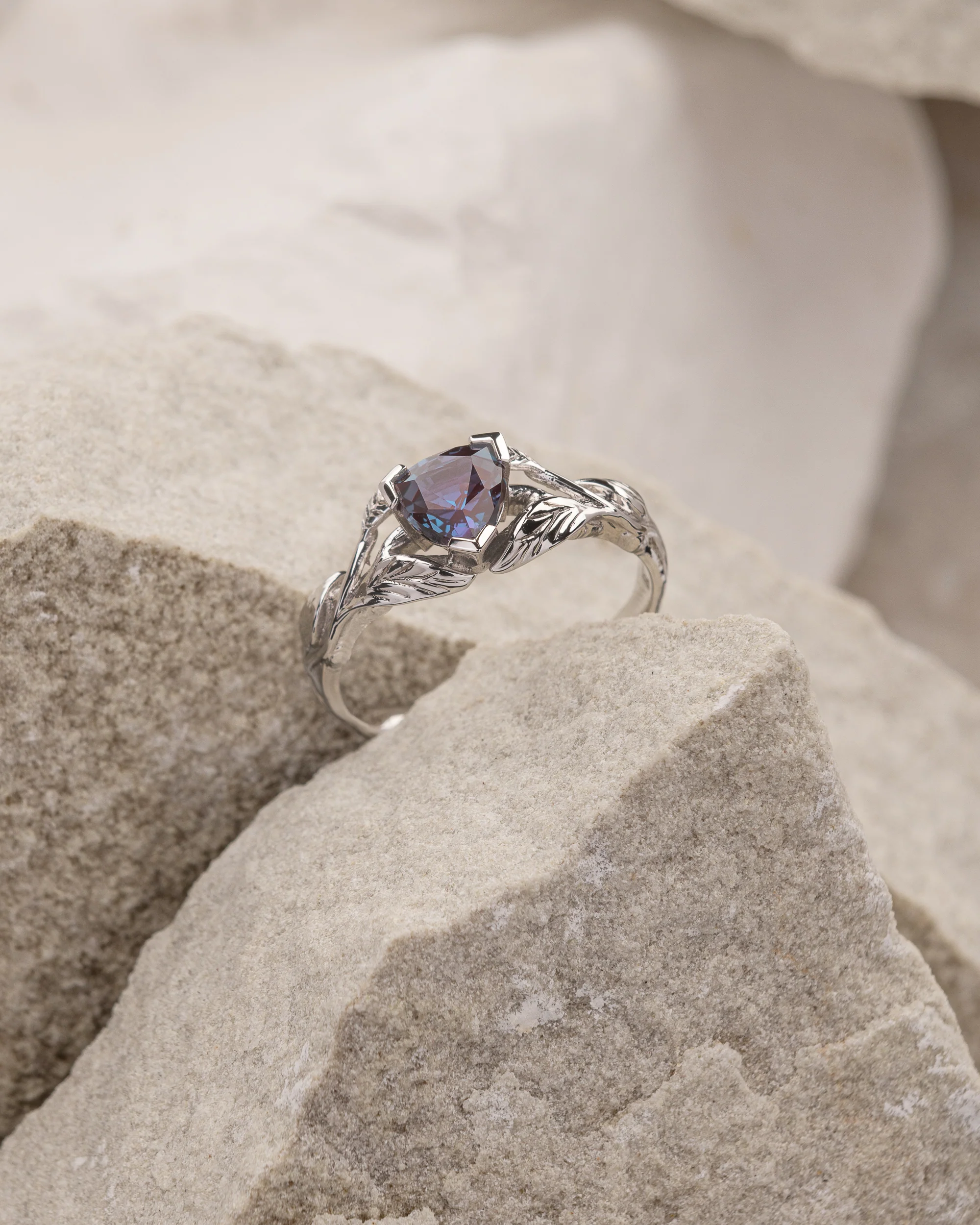 Lab alexandrite ring, trillion cut / Clematis - Image 3