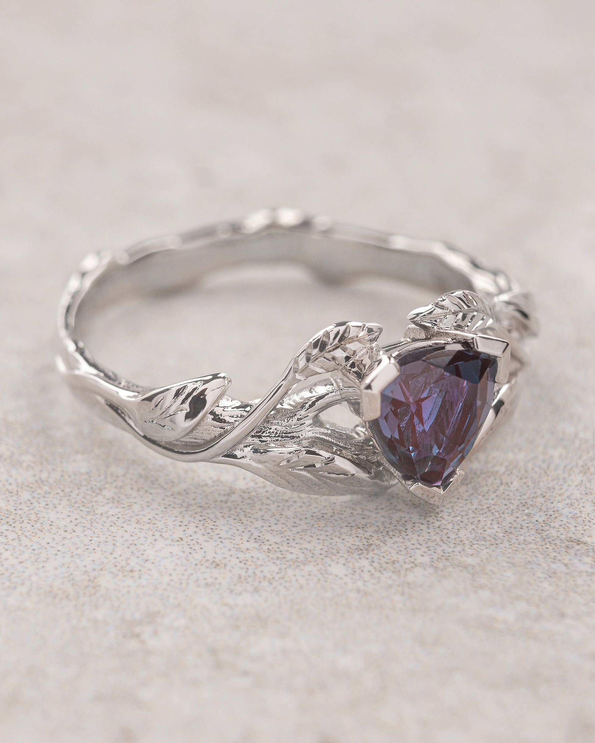 Lab alexandrite ring, trillion cut / Clematis - Image 4