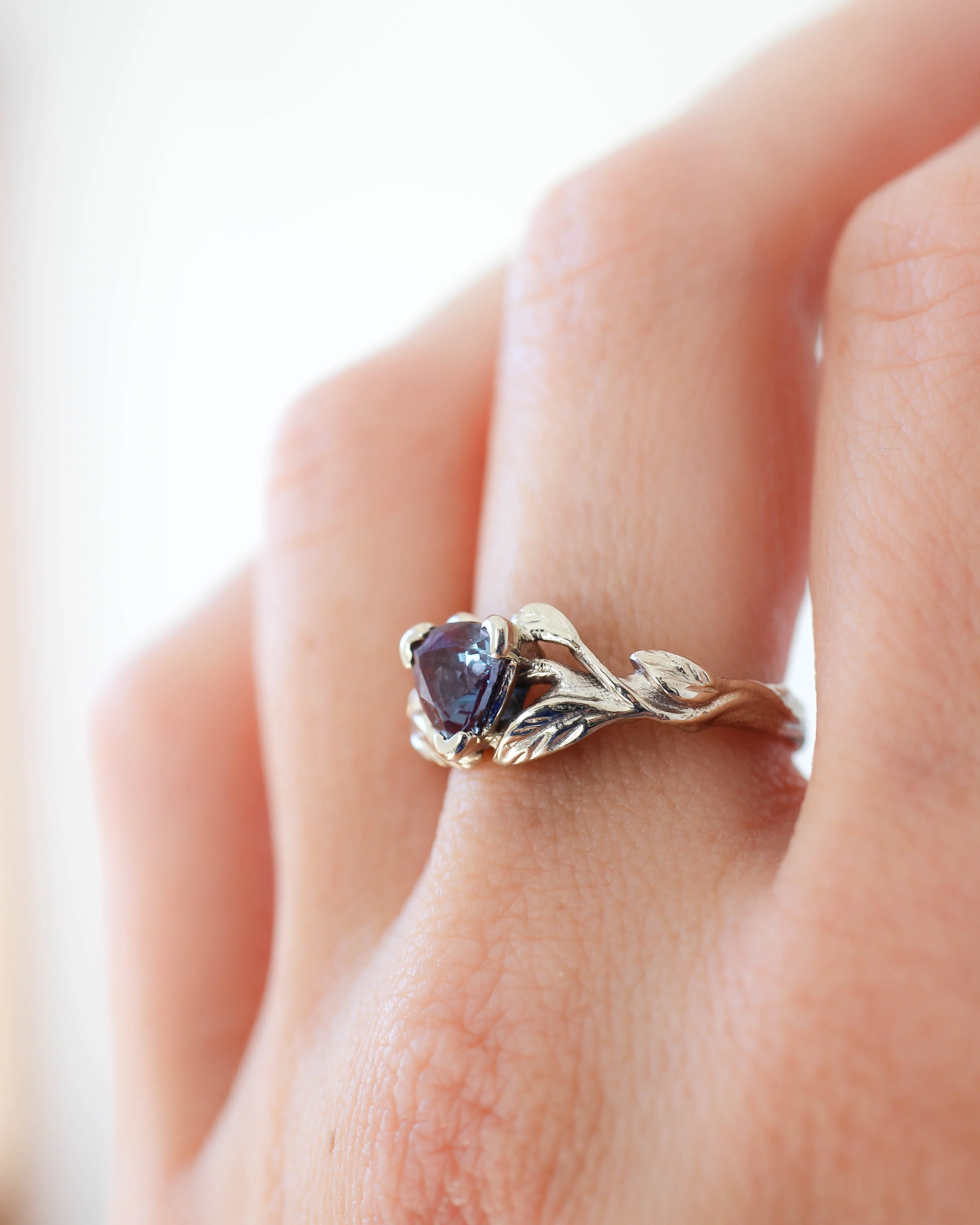 Lab alexandrite ring, trillion cut / Clematis - Image 5