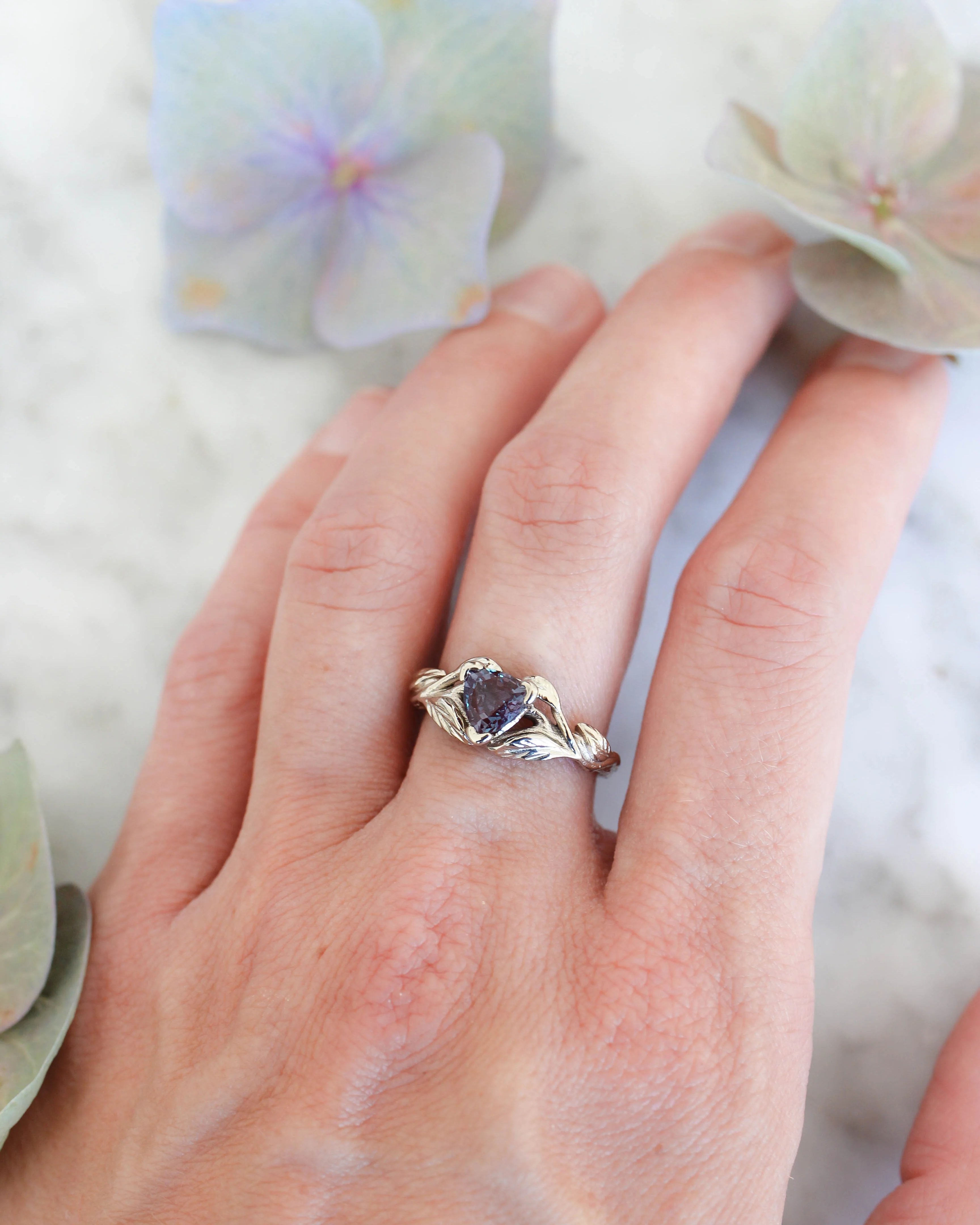 Lab alexandrite ring, trillion cut / Clematis - Image 6