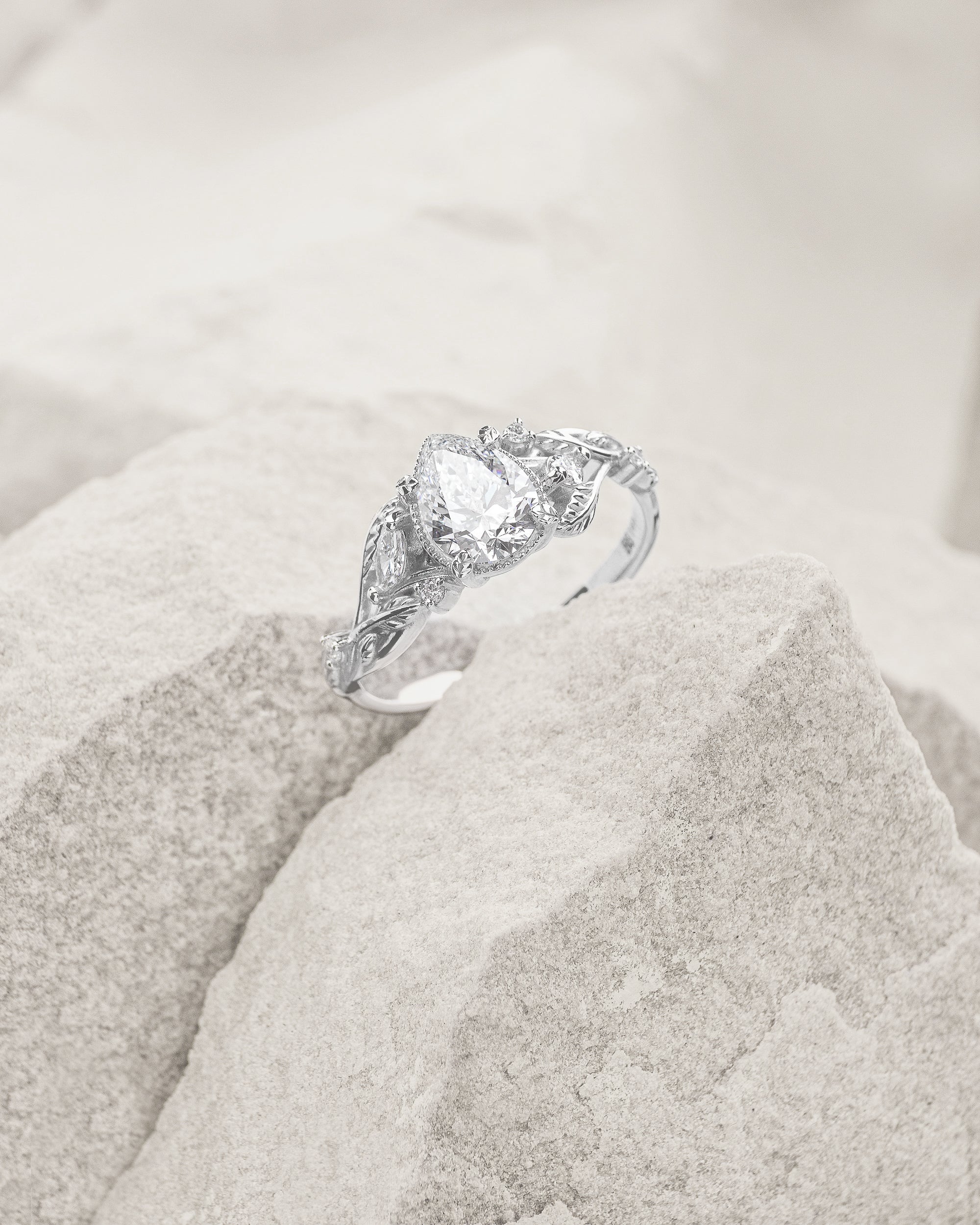 Pear cut lab grown diamond with leaves and side diamonds / Patricia - Image 5