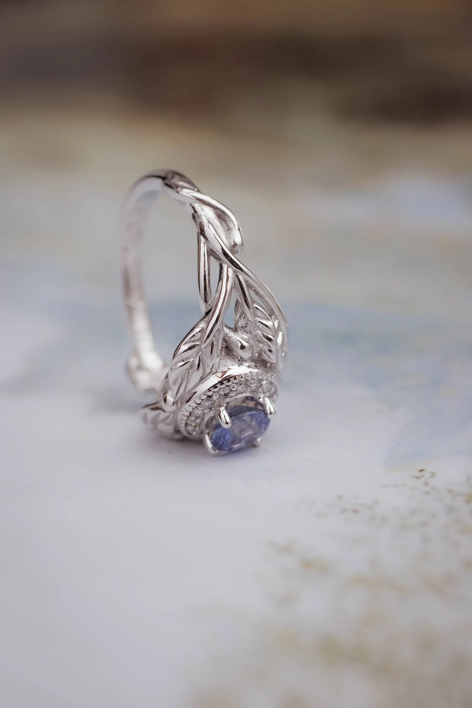 Leaf engagement ring with sapphire and diamonds / Tilia halo - Image 11