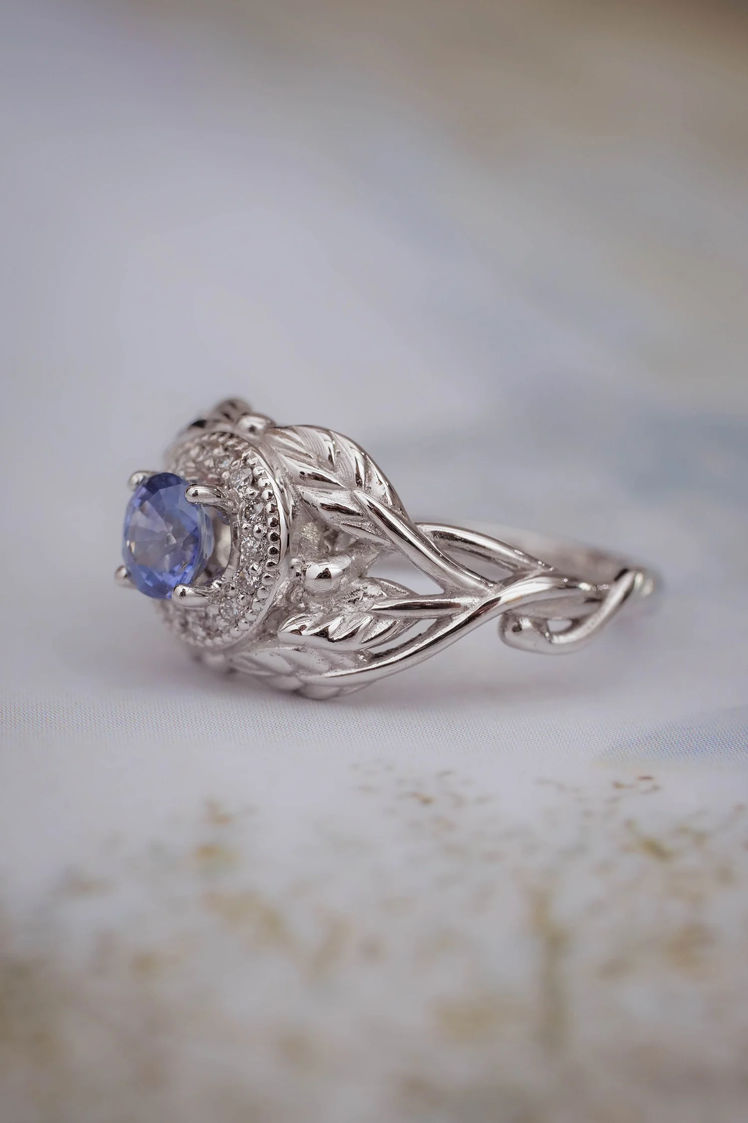 Leaf engagement ring with sapphire and diamonds / Tilia halo - Image 3