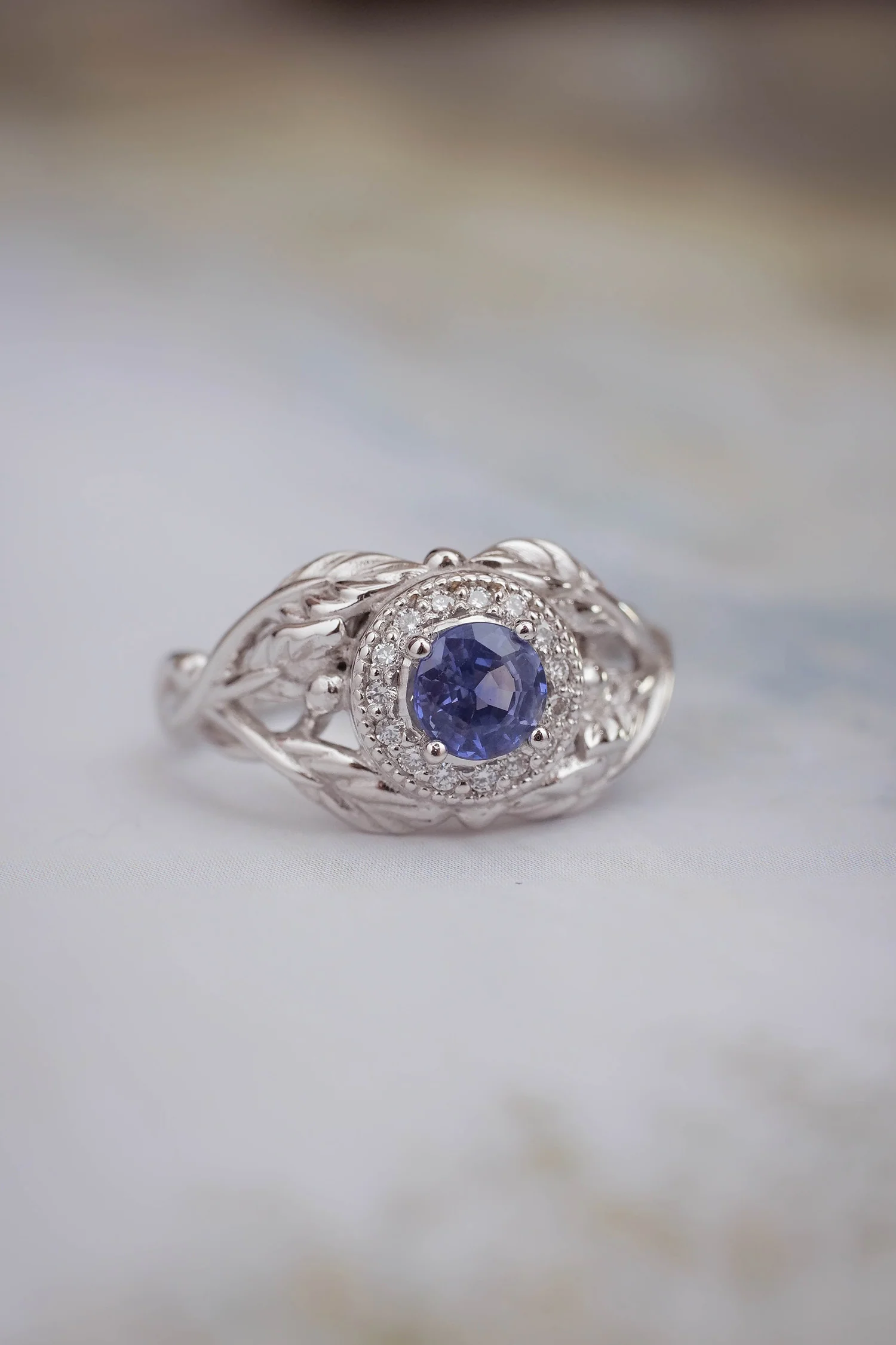 Leaf engagement ring with sapphire and diamonds / Tilia halo - Image 4