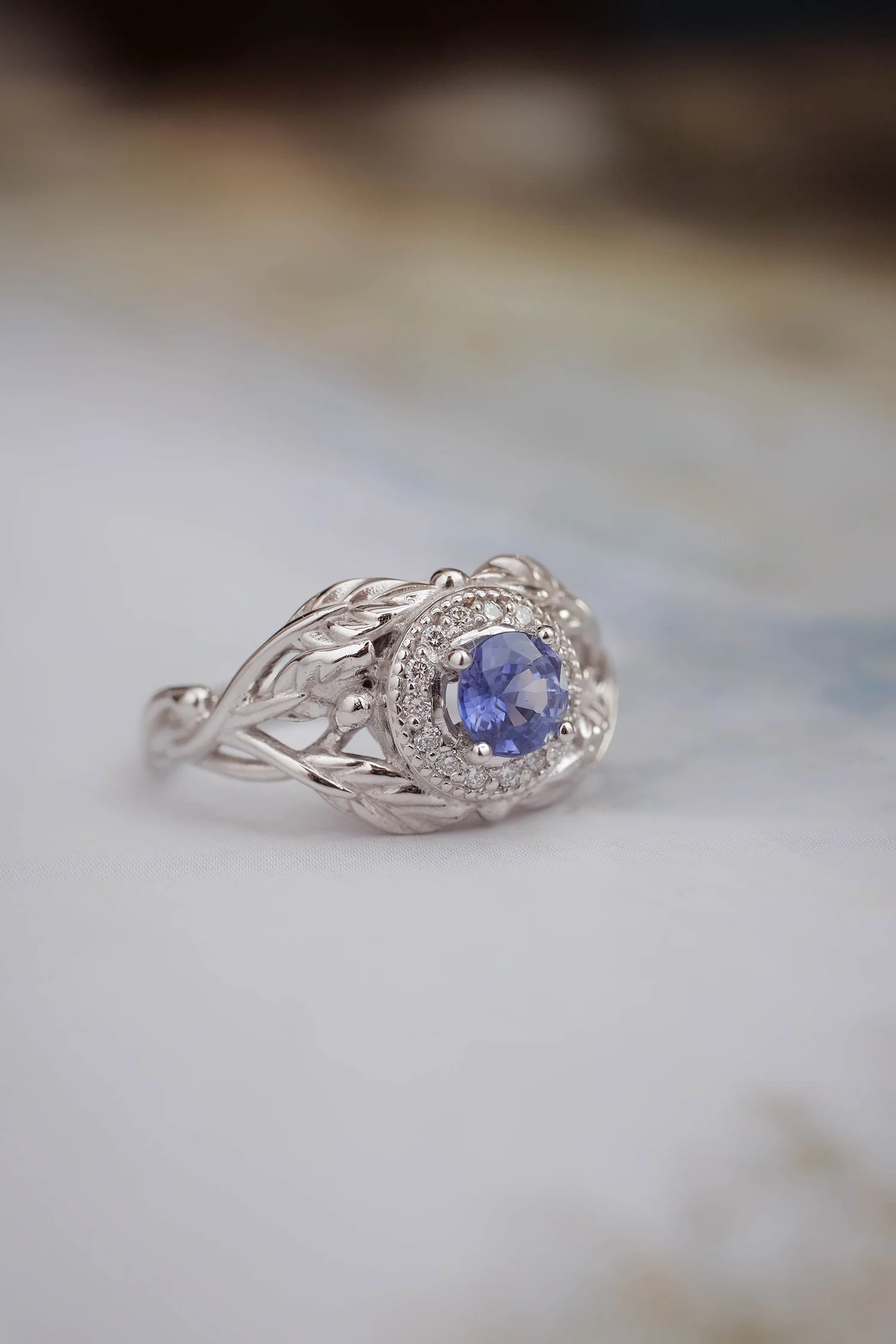 Leaf engagement ring with sapphire and diamonds / Tilia halo - Image 6