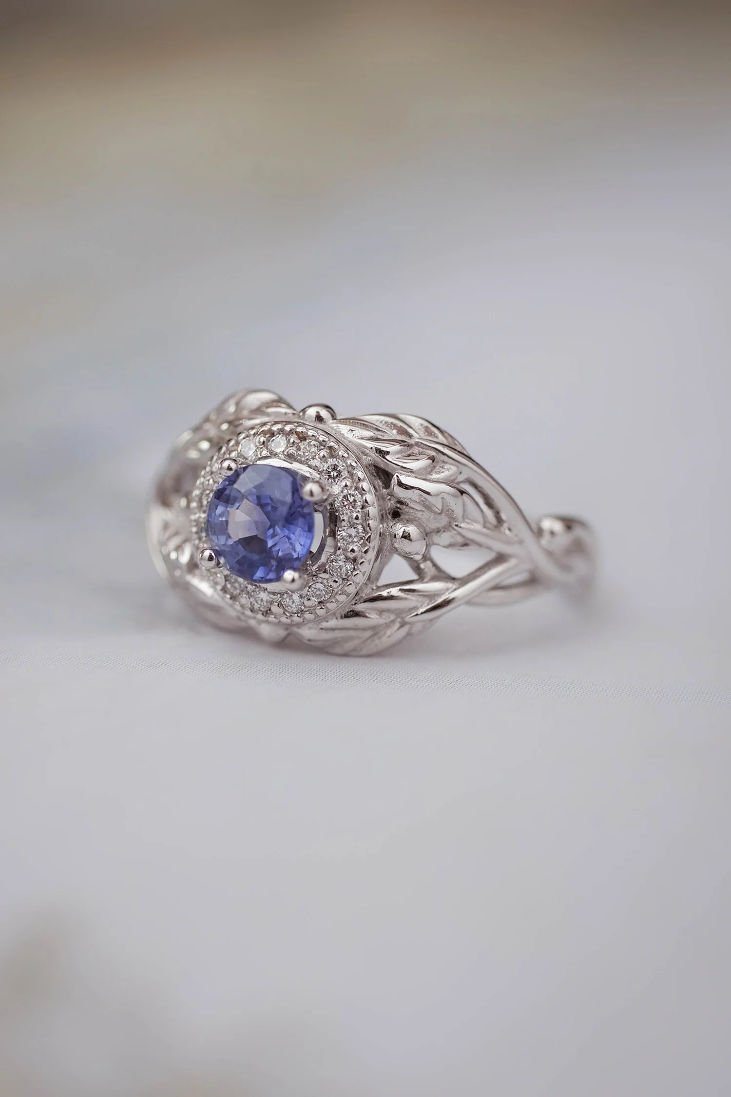 Leaf engagement ring with sapphire and diamonds / Tilia halo - Image 7