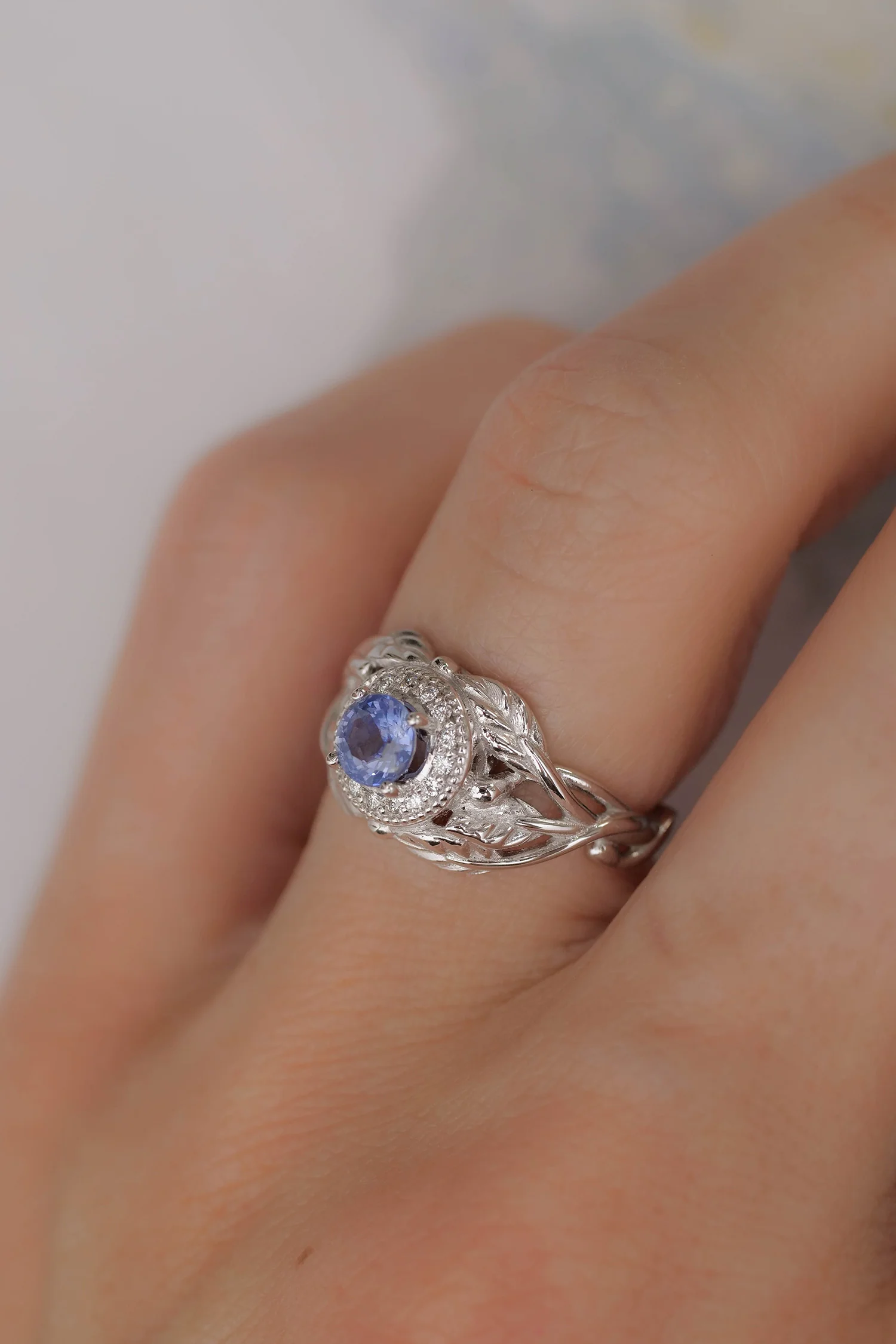 Leaf engagement ring with sapphire and diamonds / Tilia halo - Image 9