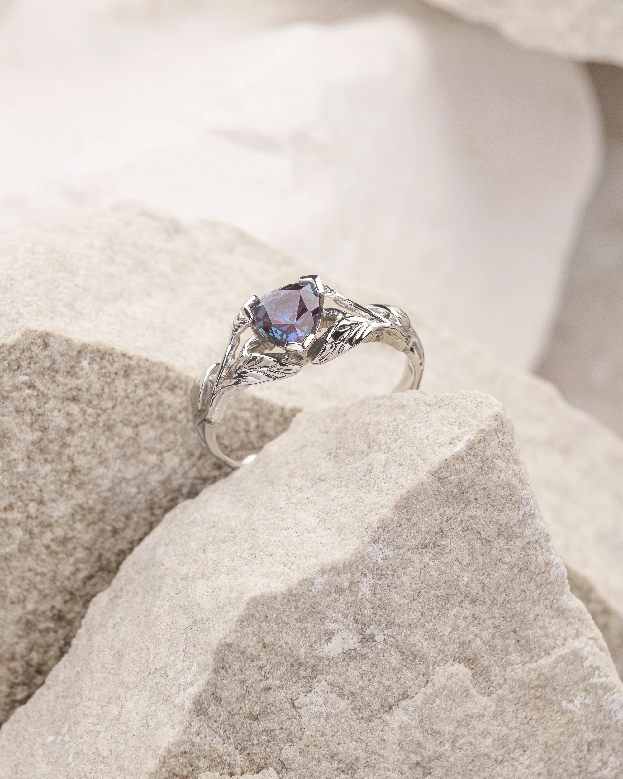 Trillion cut alexandrite ring / Clematis - Image 4