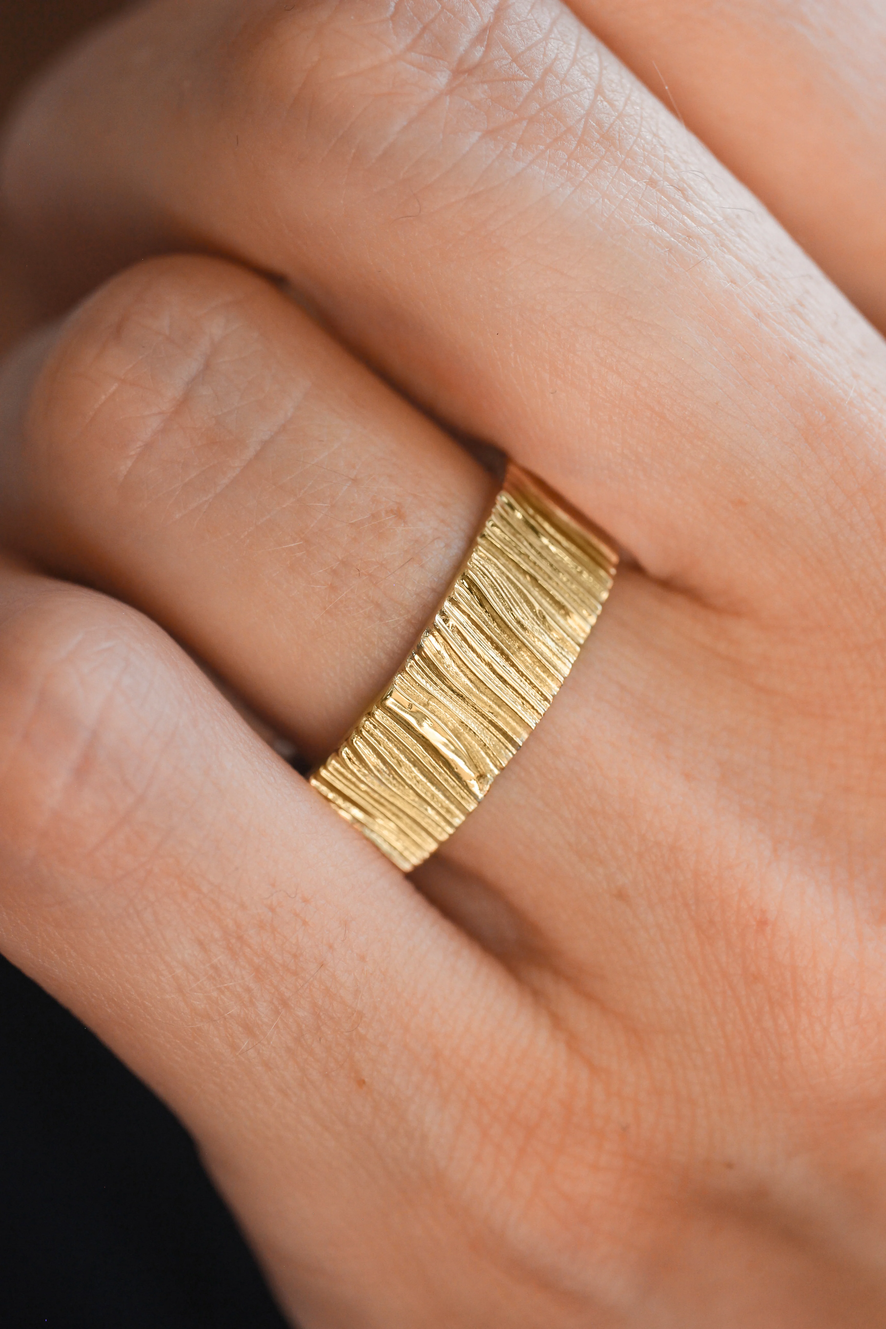 Wood textured ring, 7mm wedding band for man - Image 5