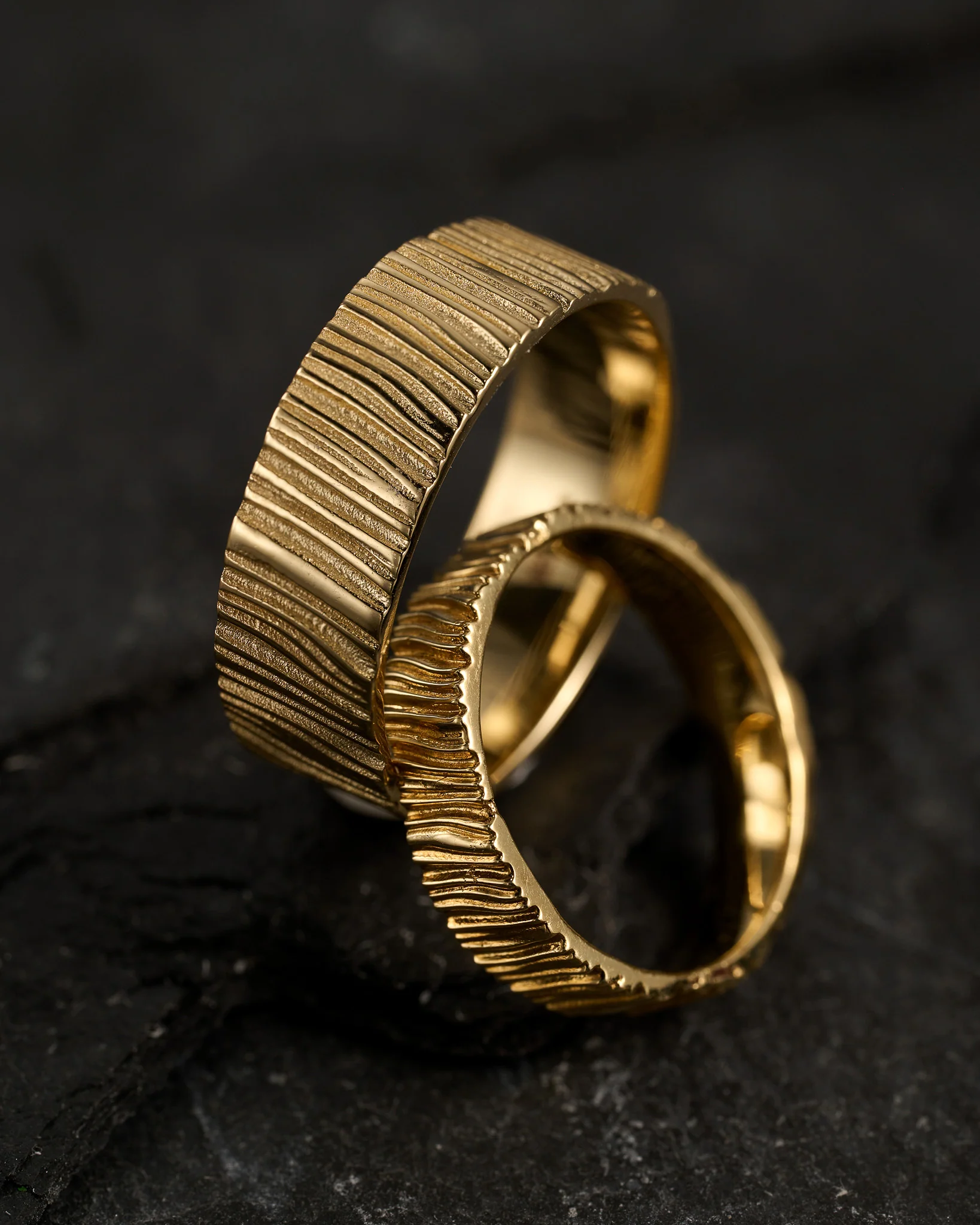 Wood textured ring, 7mm wedding band for man - Image 3