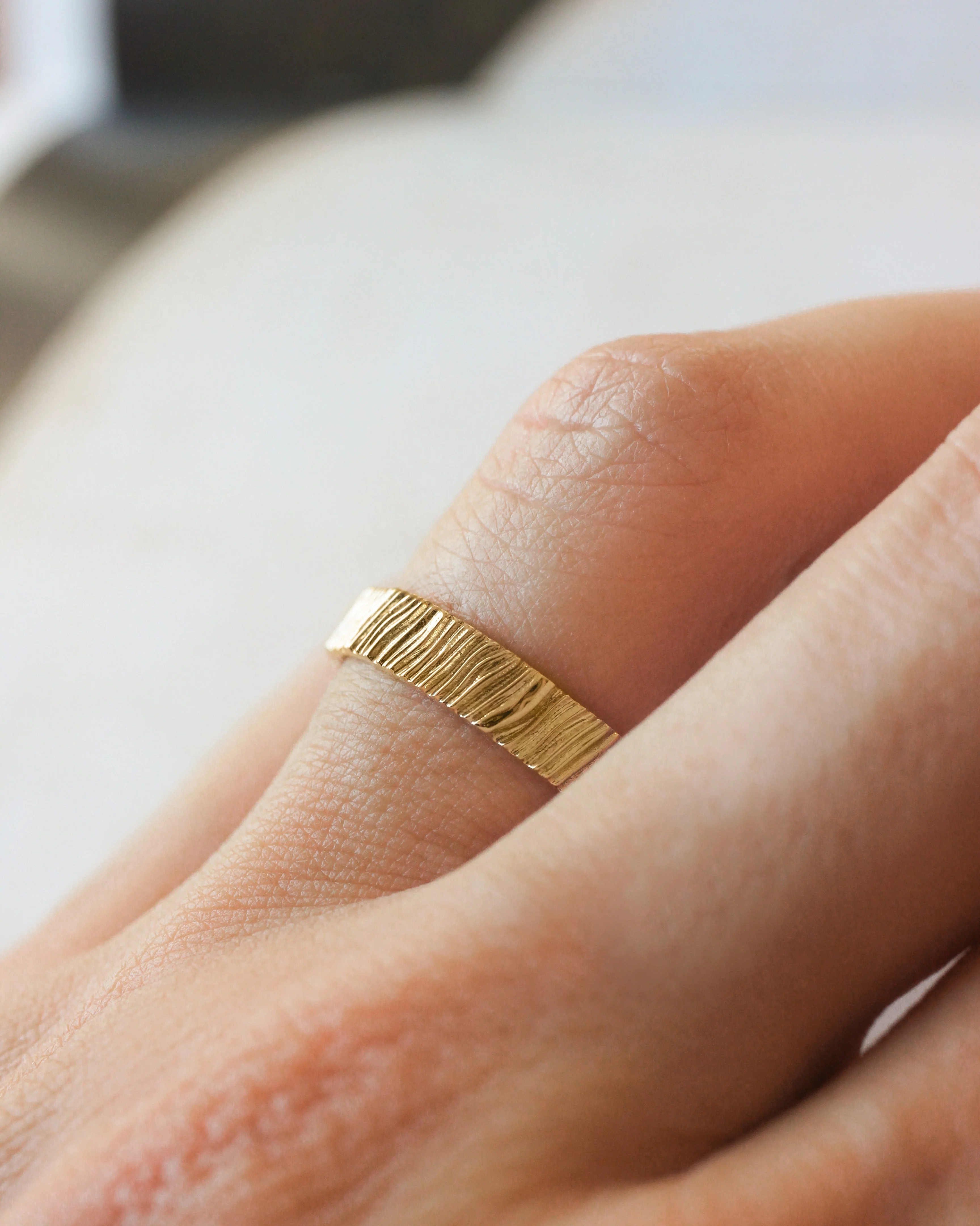 READY TO SHIP Wood textured wedding band in 14K yellow gold, 4 mm, RING SIZE 5.5 US - Image 3