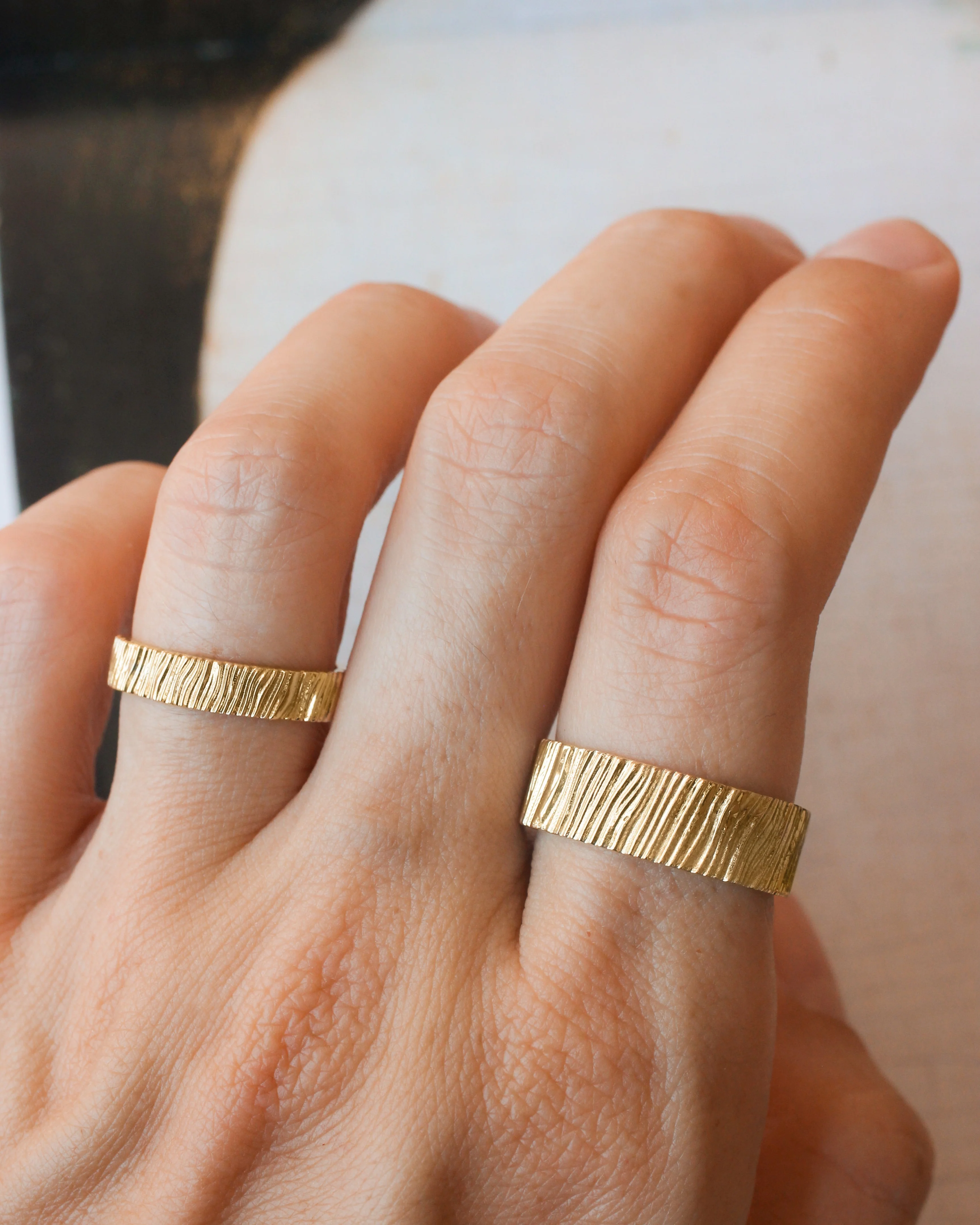 READY TO SHIP Wood textured wedding band in 14K yellow gold, 4 mm, RING SIZE 5.5 US - Image 4