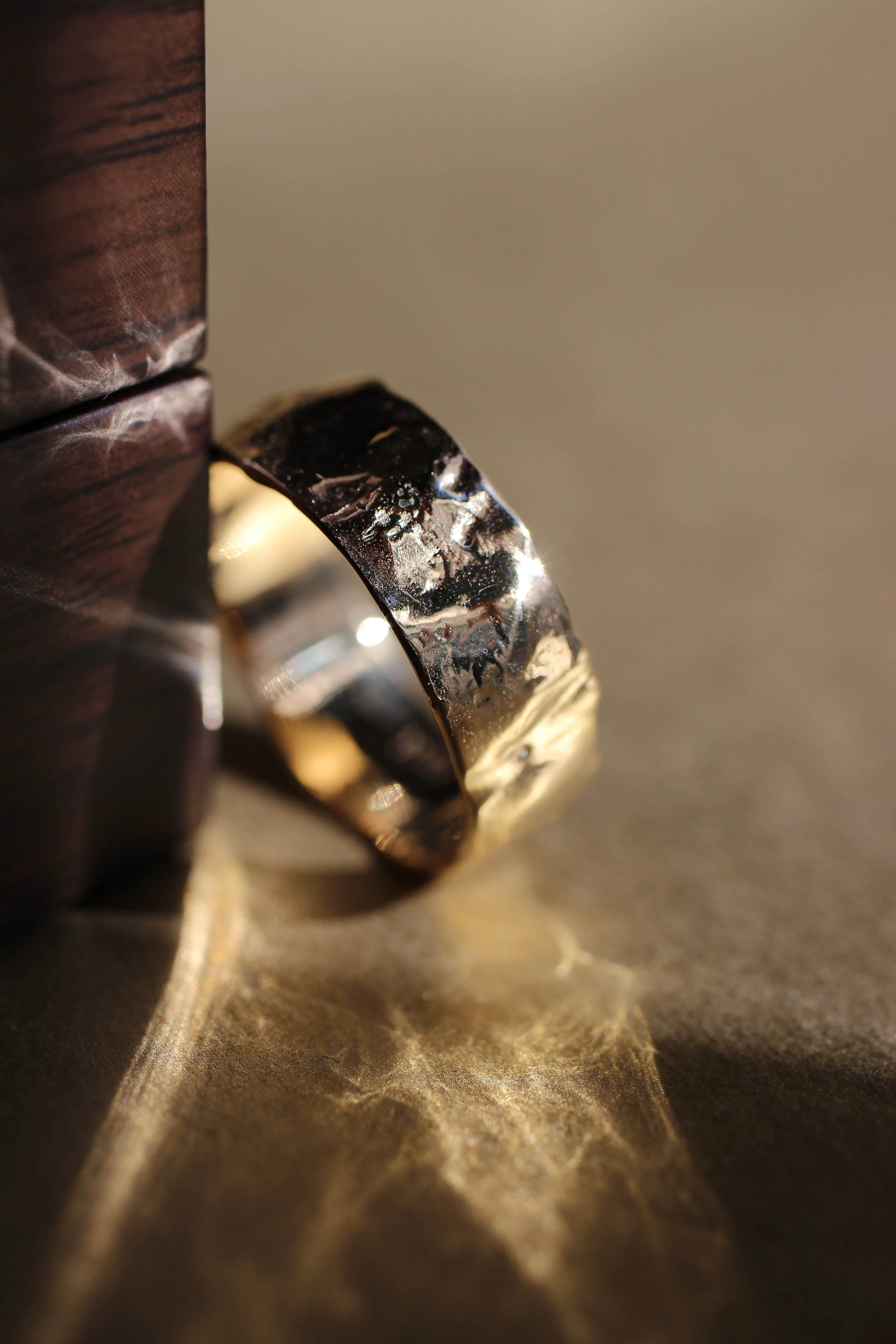 Textured ring with two leaves, man's wedding band - Image 10