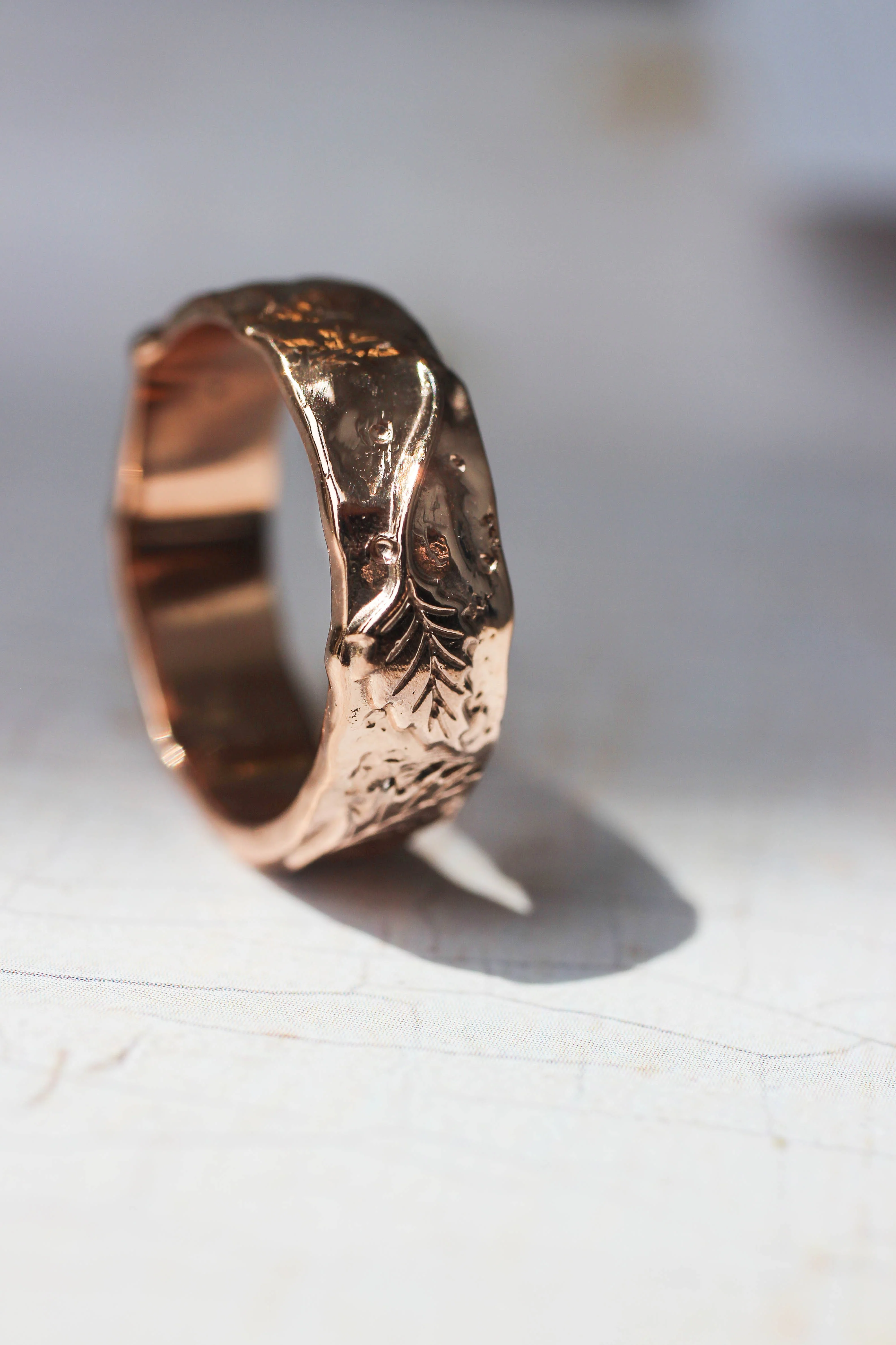 Textured ring with two leaves, man's wedding band - Image 3