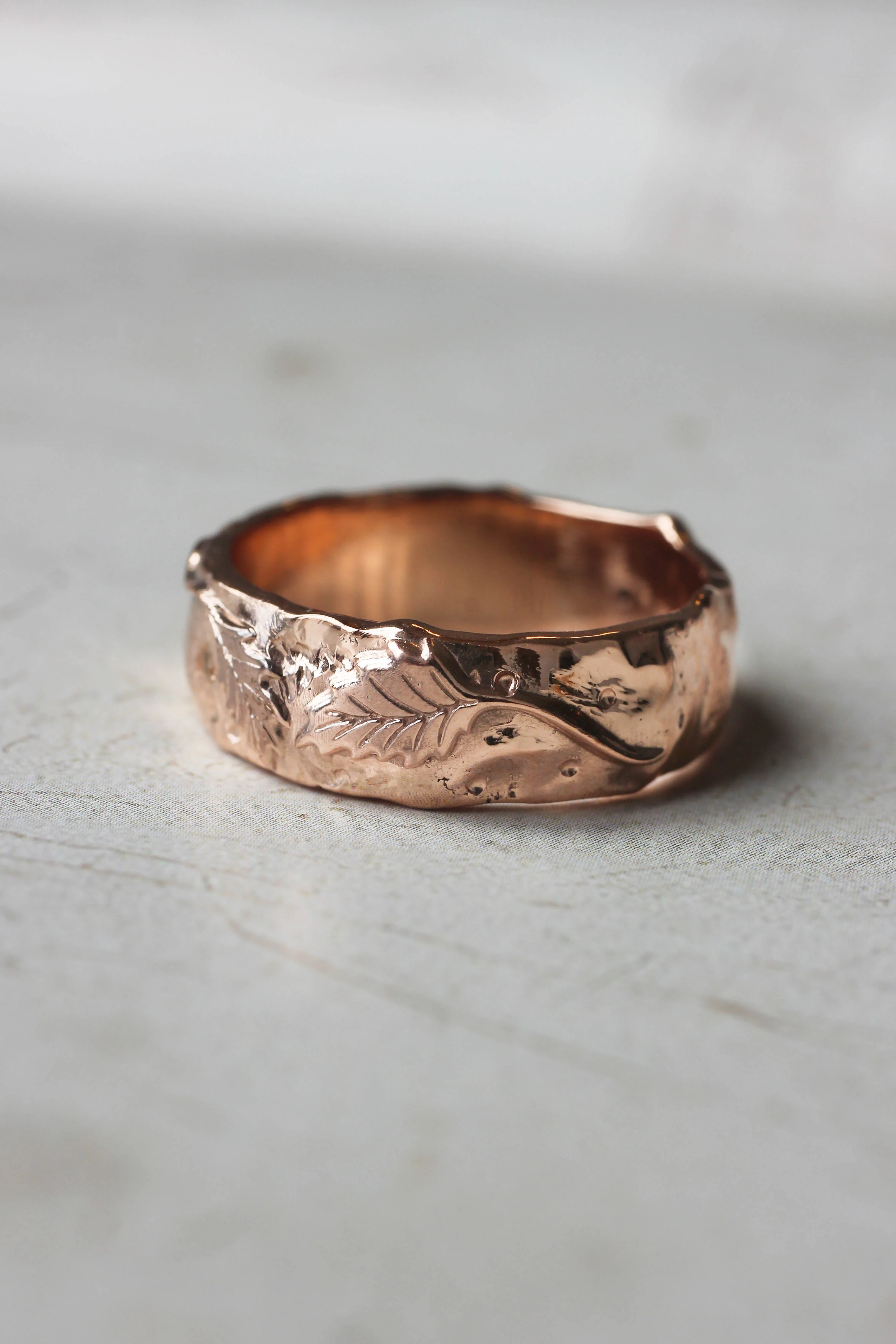 Textured ring with two leaves, man's wedding band - Image 4