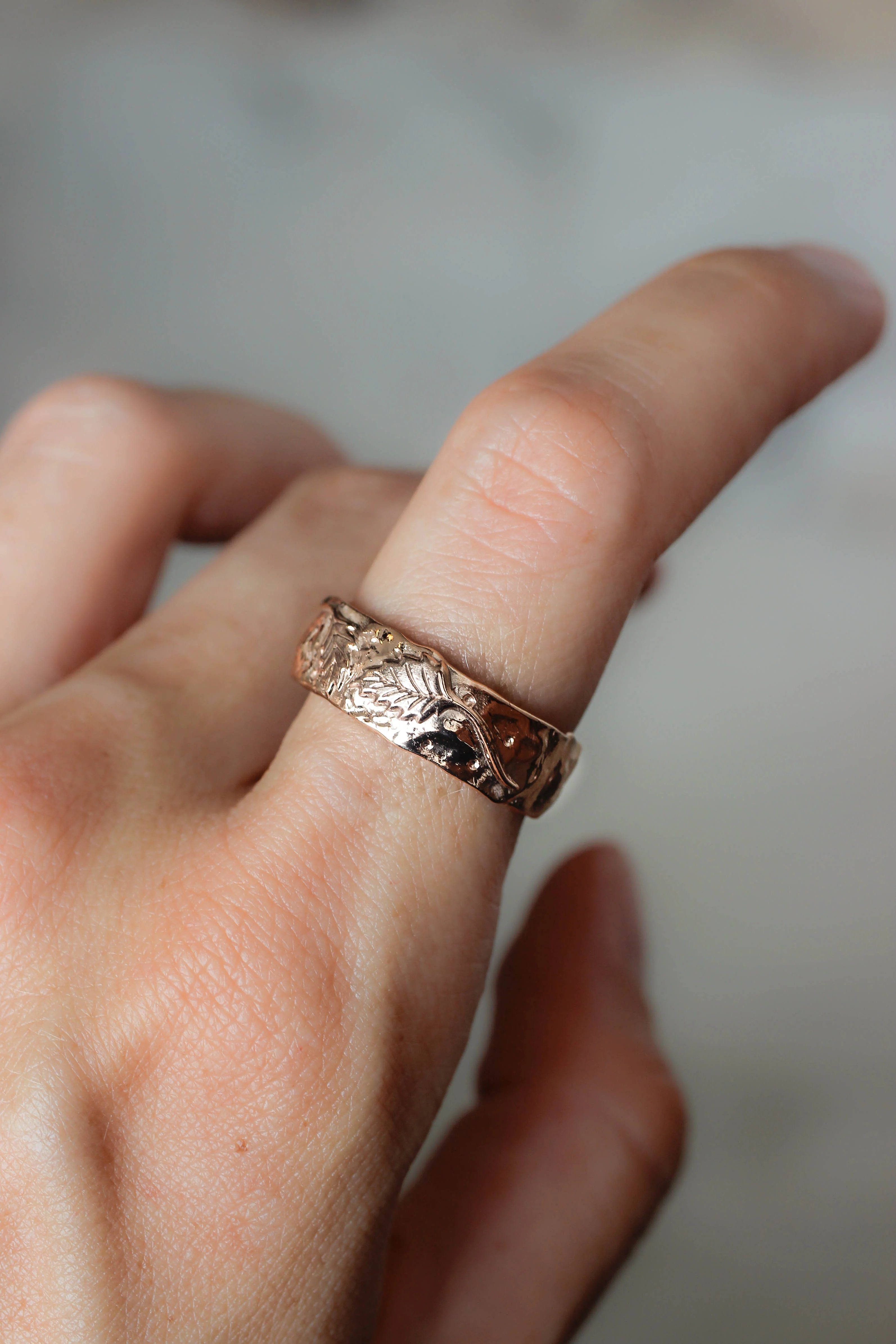 Textured ring with two leaves, man's wedding band - Image 5