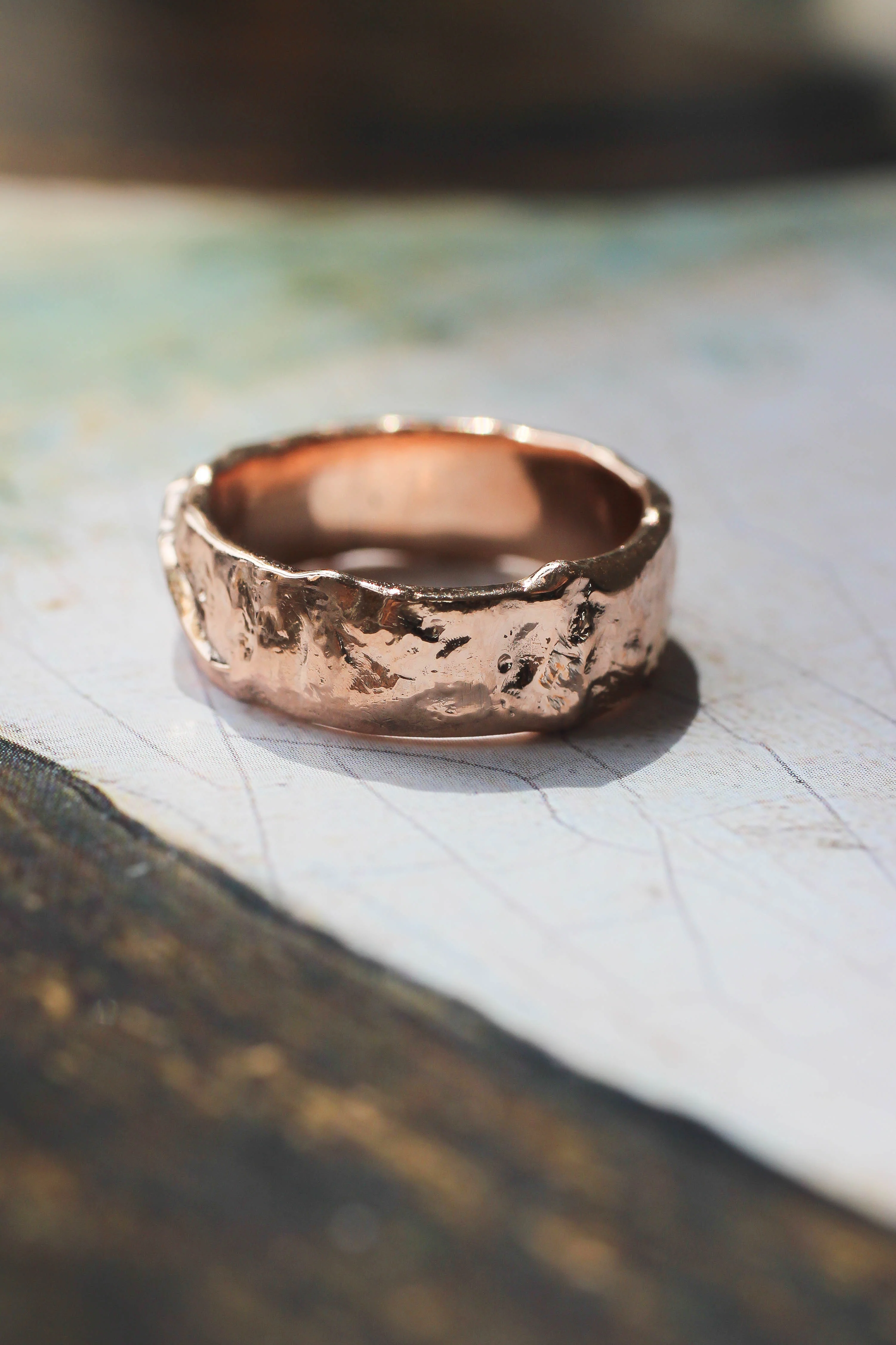 Textured ring with two leaves, man's wedding band - Image 6