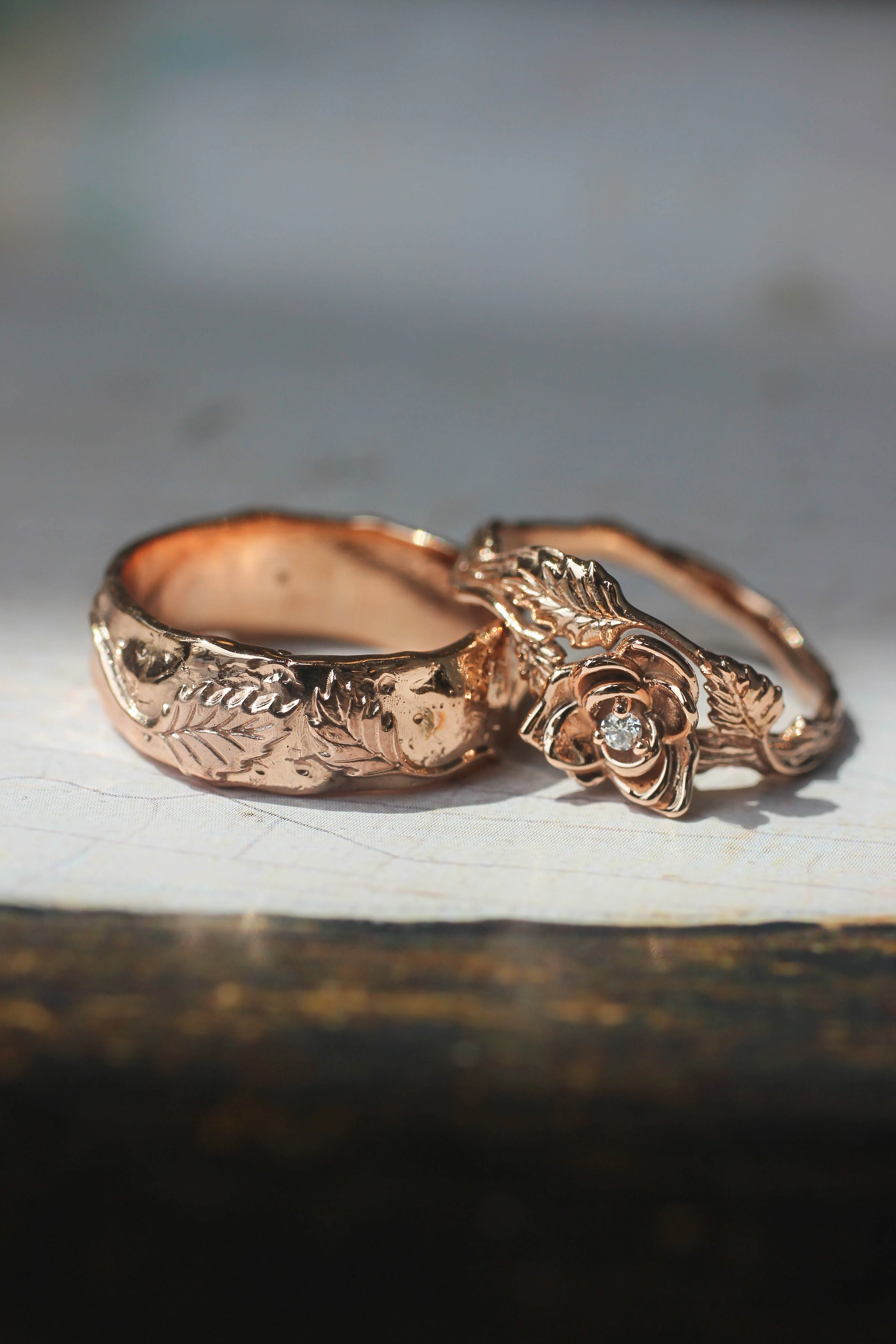 Textured ring with two leaves, man's wedding band - Image 7