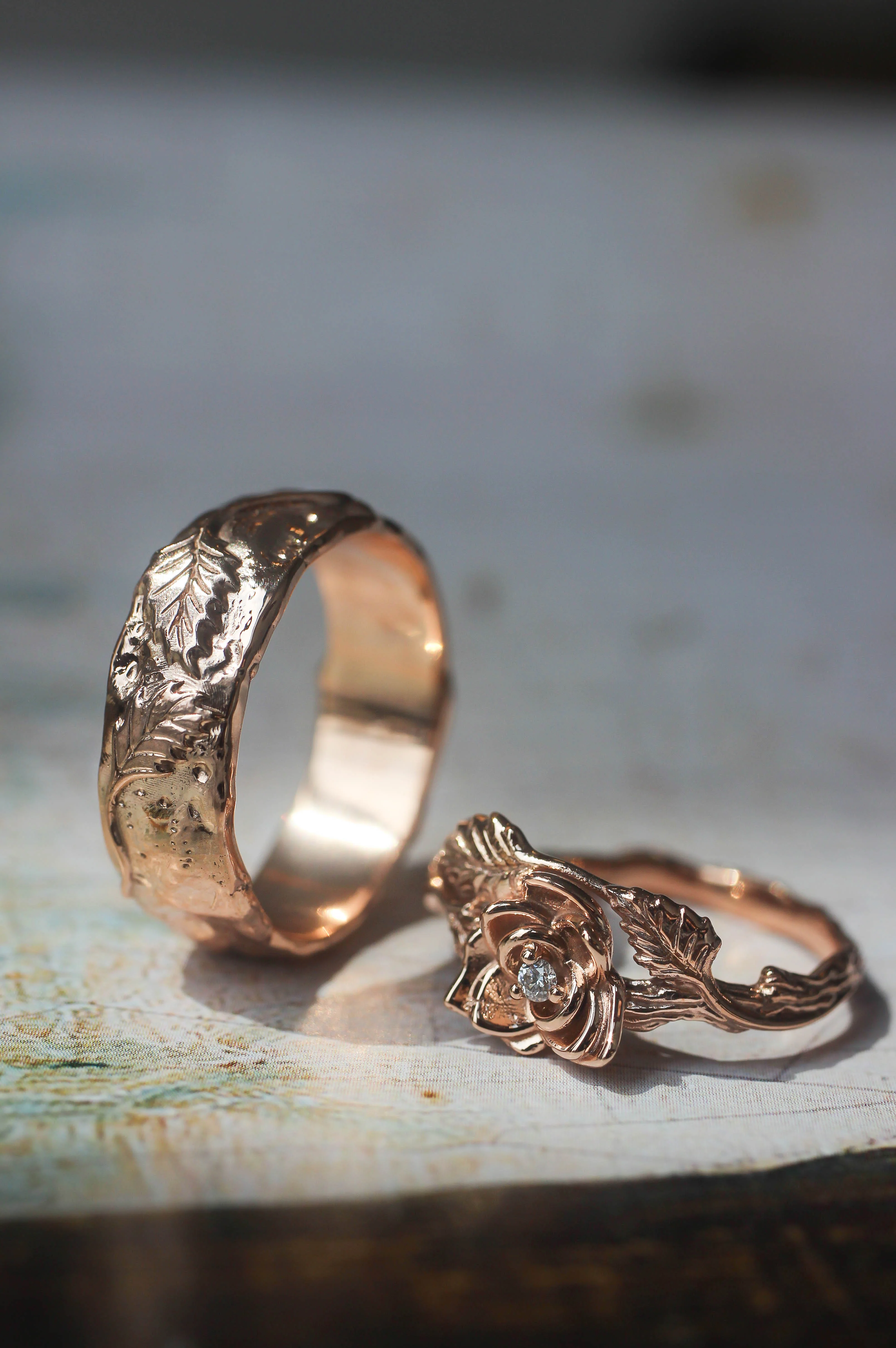 Textured ring with two leaves, man's wedding band - Image 8