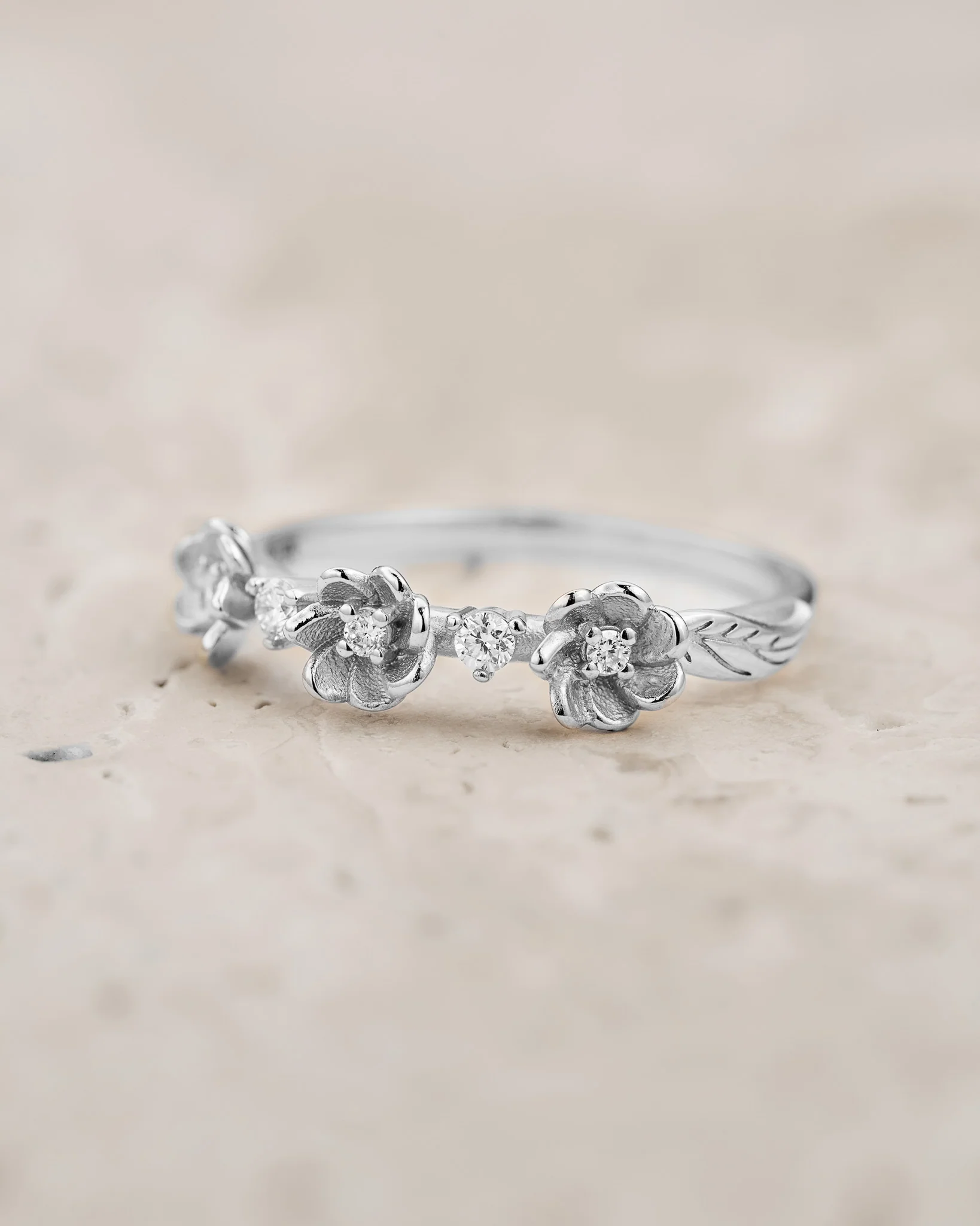 Three flowers wedding band, diamond ring - Image 6