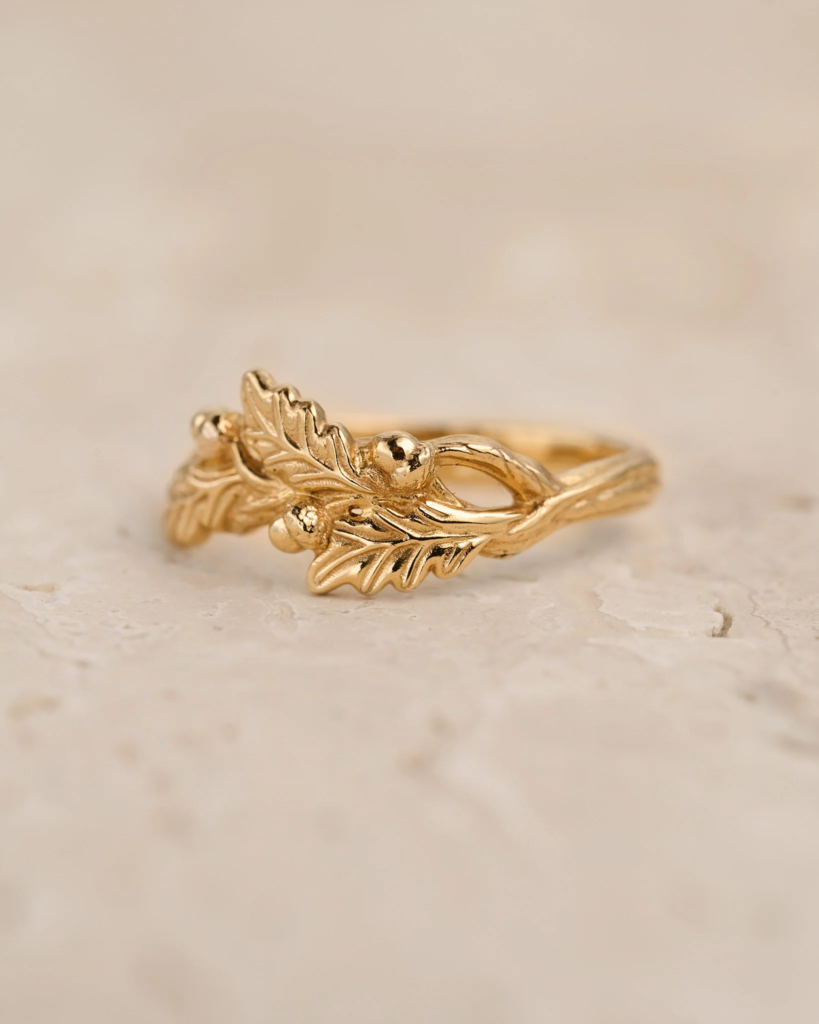 Wedding band with oak tree branch and acorns, unisex gold ring - Image 3