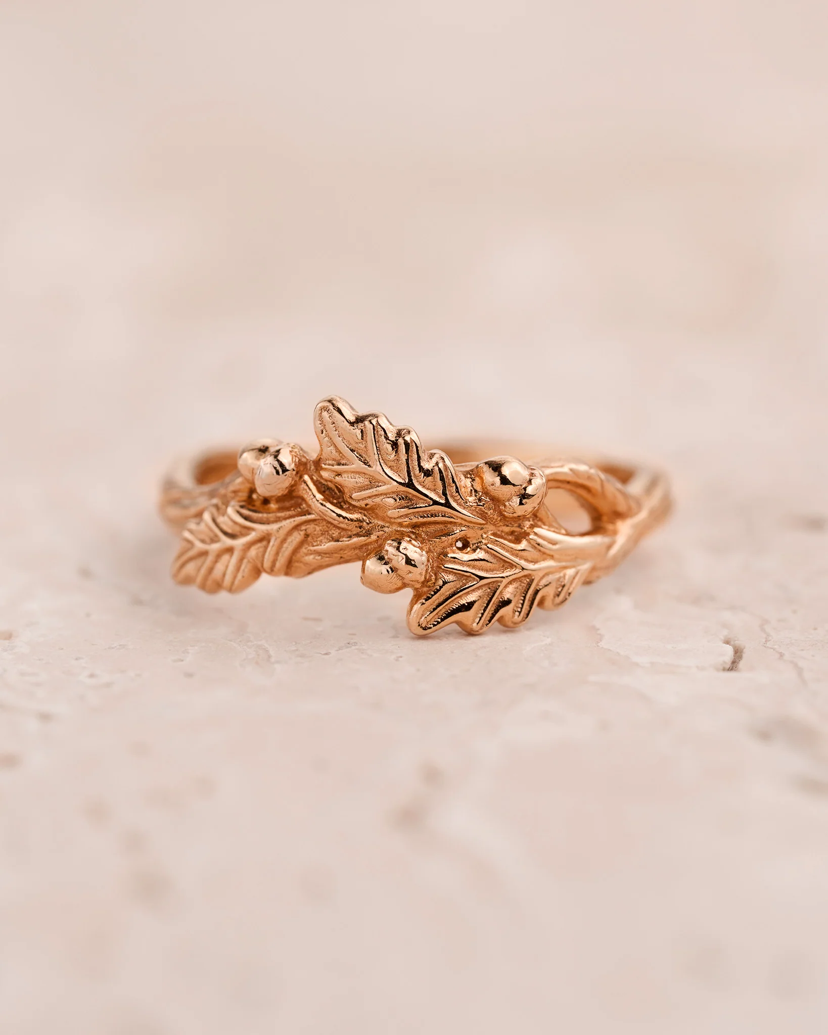 Wedding band with oak tree branch and acorns, unisex gold ring - Image 4