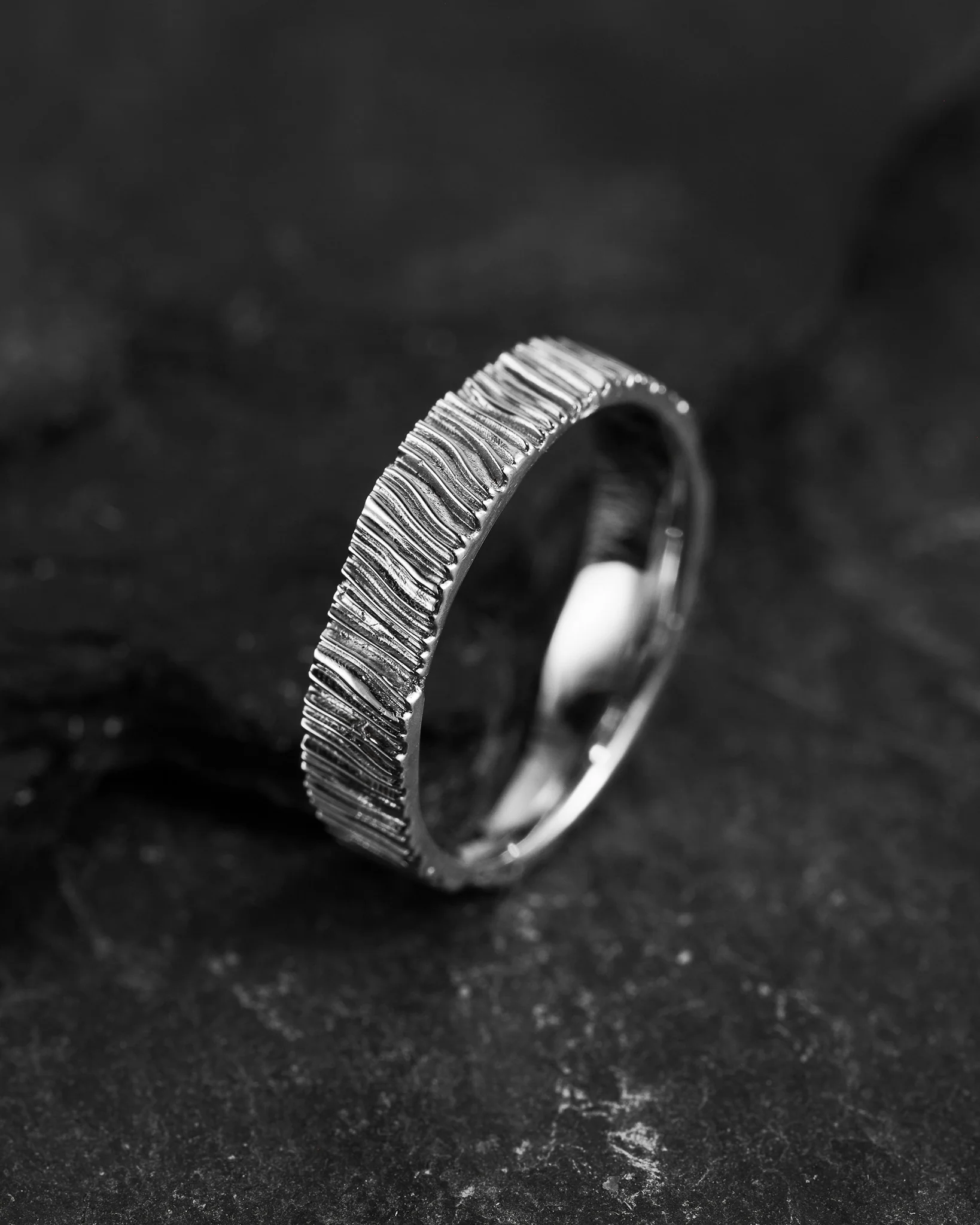 Wood textured ring, 4mm wedding band - Image 3